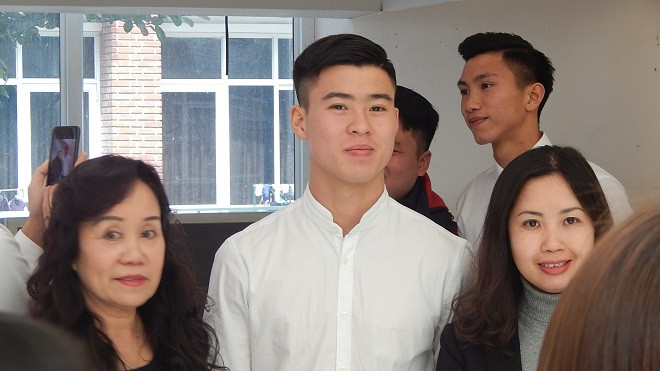 Cầu thủ Đỗ Duy Mạnh nổi bật giữa đám đông nhờ phong thái nam tính và chiếc áo trắng tinh khôi.