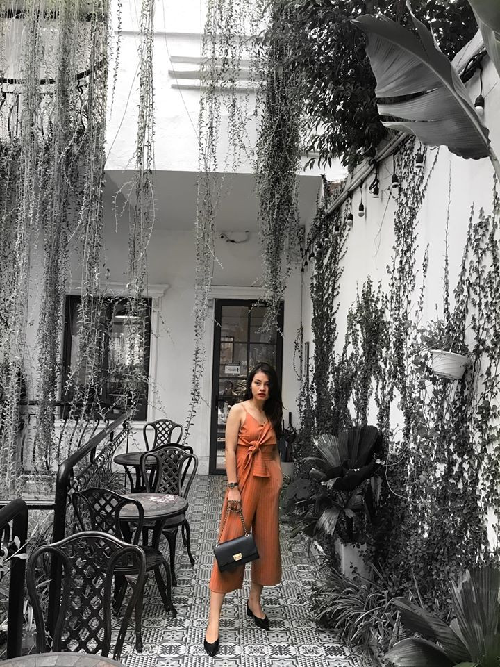 Qua các bức ảnh của Anh Tú, có thể thấy nữ nhân viên y tế có phong cách thời trang cực thanh lịch và nữ tính.