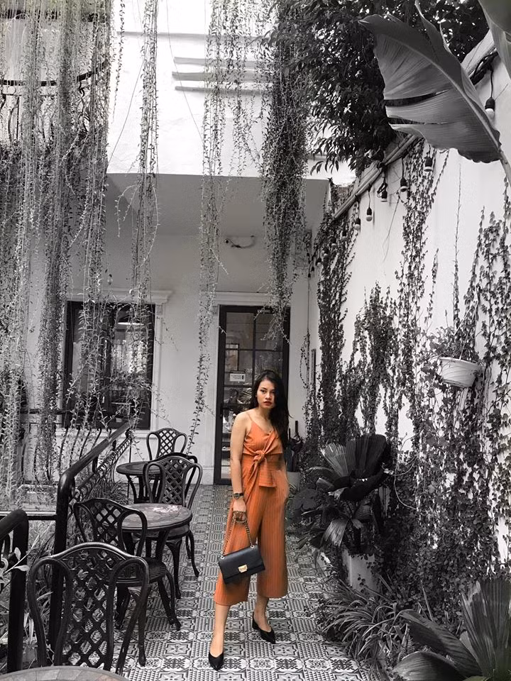 Qua các bức ảnh của Anh Tú, có thể thấy nữ nhân viên y tế có phong cách thời trang cực thanh lịch và nữ tính.