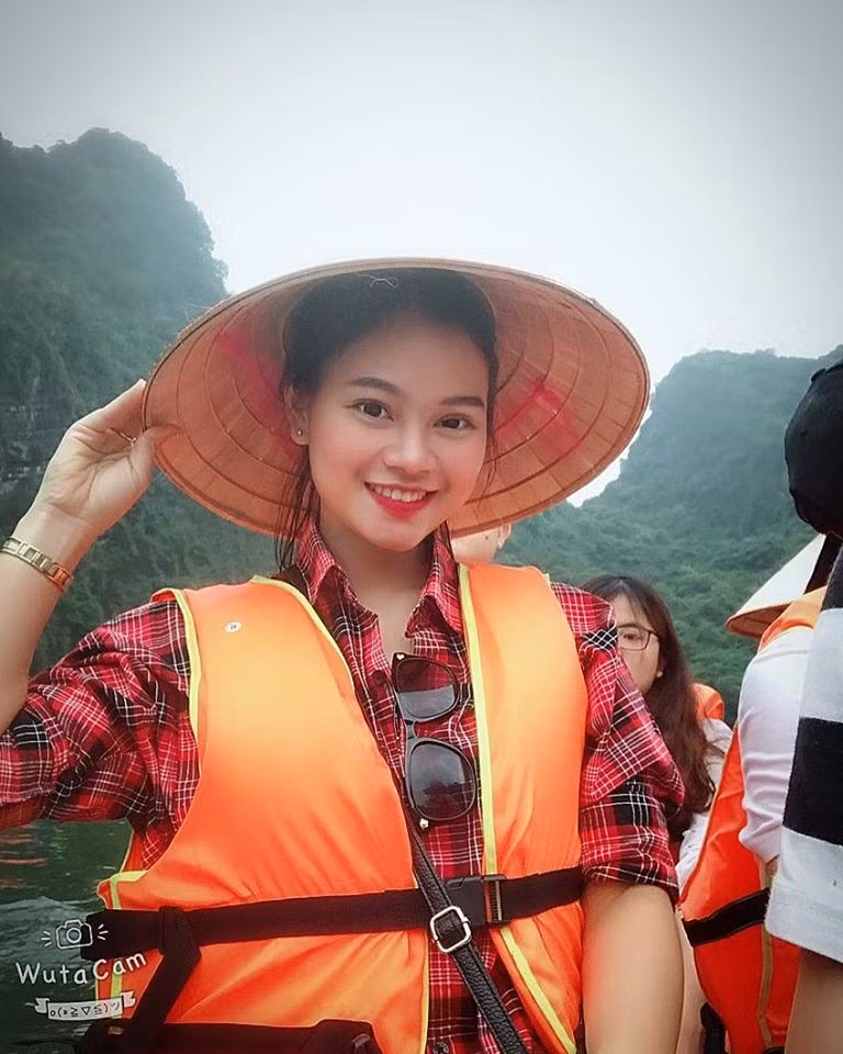 Trong chuyến tham quan Ninh Bình, cô nàng chọn áo sơ mi kẻ giản đơn và trẻ trung. Ảnh: FBNV. Video "Minh Hằng chia sẻ về phong cách thời trang". Nguồn: VTC.