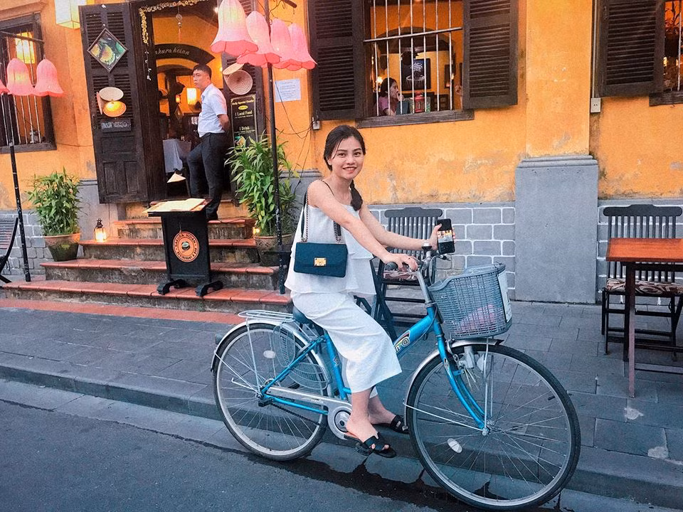 Cô nàng thường ăn mặc trẻ trung và thời thượng trong các chuyến du lịch.