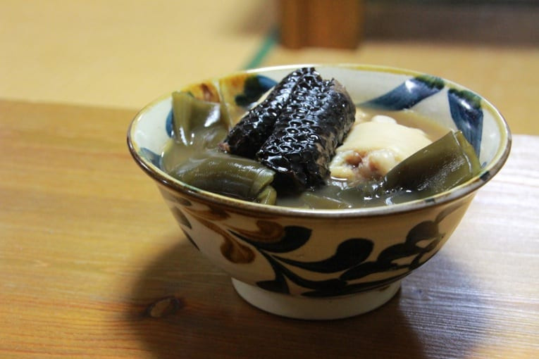 Thịt rắn khá mềm, mọi người dùng đũa gắp lên và gỡ bỏ xương trước khi ăn. Nhìn chung những người sau khi ăn rắn biển xong đều có cảm giác rất bất ngờ. Ảnh: Internet. Video "Chế biến món ngon từ nấm đông cô". Nguồn: VTC.