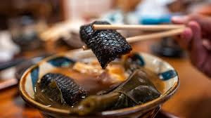 Rắn biển có rất nhiều màu, nhưng nhà hàng này thường sử dụng rắn biển màu đen. Khi ăn, thực khách có thể nhìn thấy rõ từng đường vảy trên thân rắn.