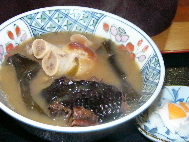 Theo nhân viên nhà hàng, rắn biển có mùi rất mạnh, vì vậy nó được hầm chín mềm từ 4-6 tiếng, sau đó đổ nước đi để loại bỏ cặn và mùi tanh rồi lại đun sôi tiếp. Nấu một mẻ súp rắn biển có thể tốn từ 1-2 ngày, có vẻ như đầu bếp tốn rất nhiều thời gian và công sức để nấu chúng.