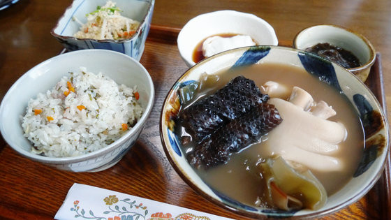 Trước khi để thực khách ăn thử, nhân viên sẽ giải thích món ăn một cách cẩn thận. Nếu là lần đầu tiên ăn rắn, có thể nhiều người sẽ ngần ngại không dám thử.