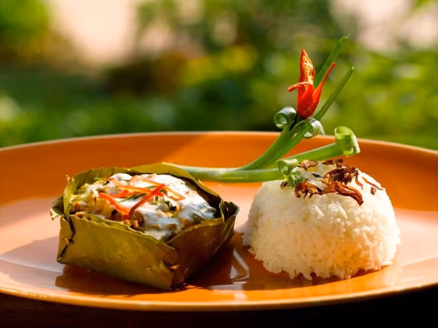 Món cá Amok này thường được ăn chung với cơm nếp, nước tương và nếu có thêm một cốc rượu cọ thì càng tuyệt hảo hơn.