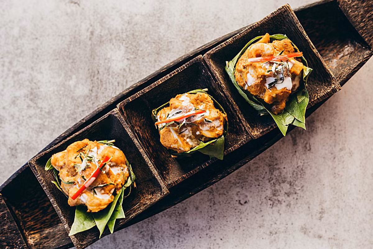 Thành phần nguyên liệu của món ăn này vô cùng phong phú và đặc biệt là bạn không nên để thiếu bất kỳ loại hương vị nào cả; vì như thế sẽ làm cho món ăn của bạn như thiếu đi một phần của sự độc đáo.