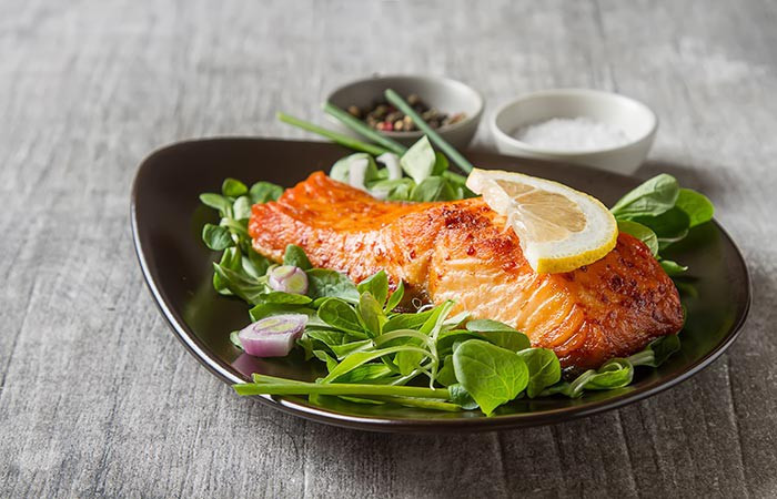 Các loại cá nước lạnh như cá thu, cá hồi, cá ngừ, cá trích có nhiều lợi ích cho sức khỏe. Các loại cá này giàu axit béo omega-3 và có tỷ lệ omega-3 và omega-6 được khuyến cáo (1-1). Ăn các loại cá này sẽ giúp kháng viêm, thải độc và khóa ẩm cho làn da. Nhờ đó làn da trông khỏe khoắn, rạng rỡ và mềm mịn hơn.