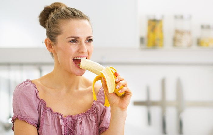 Chuối rất giàu vitamin A, B, C và D, cùng các chất như niacin, đồng, kẽm, sắt, magie, canxi và chất xơ.... Chúng có các thành phần chống nhăn và giúp dưỡng ẩm cho làn da. Chất xơ trong chuối cũng có hiệu quả thải độc cho da, là trẻ hóa làn da.