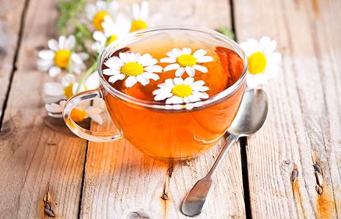 Trà hoa cúc giàu vitamin A, folate, các khoáng chất. Trà hoa cúc có các thành phần kháng viêm, làm dịu làn da khô rát. Nó cũng chứa các thành phần chống ô-xi hóa giúp thải độc, cho phép các tế báo hoạt động đúng chức năng.