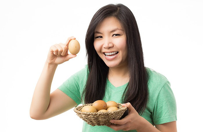 Trứng giàu vitamin A, D, E và folate, choline, protein, các axit béo omega 3 và 6, các khoáng chất. Thường xuyên ăn trứng sẽ giúp bạn khắc phục tình trạng khô da.