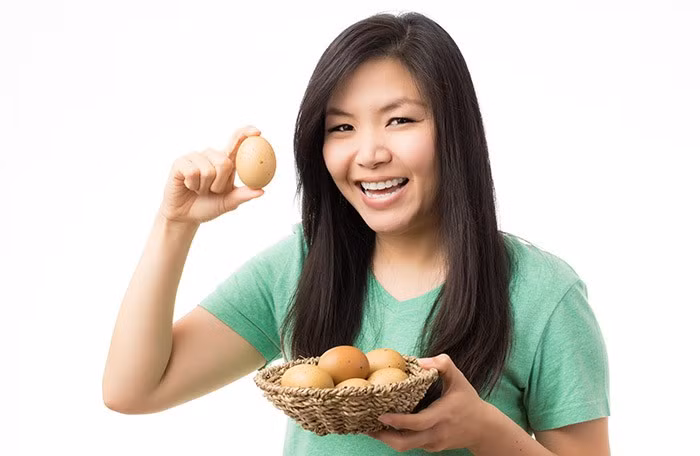 Trứng giàu vitamin A, D, E và folate, choline, protein, các axit béo omega 3 và 6, các khoáng chất. Thường xuyên ăn trứng sẽ giúp bạn khắc phục tình trạng khô da.