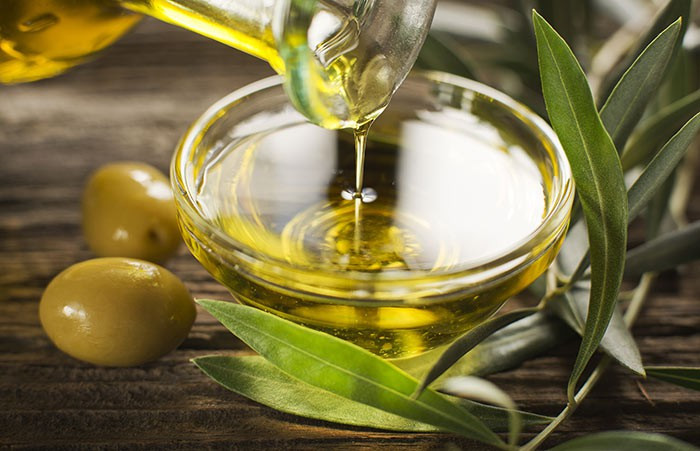 Người Ai Cập cổ đại sử dụng dầu ô liu như một trong các thành phần trong mỹ phẩm. Các axit béo trong dầu ô liu giúp duy trì sự liên hết bề mặt da, làm liền các vết thương, có các thành phần kháng viêm và chống oxy hóa, bảo vệ làn da trước tác động từ bên ngoài, ngăn ngừa hình thành sẹo, cấp ẩm cho da.