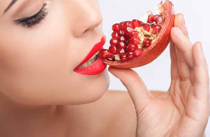 Nhiều người không thích ăn lựu cả hạt, nhưng thực ra hạt lựu lại rất cần thiết trong việc điều trị các vấn đề của làn da. Hạt lựu có thành phần chống vi trùng, kháng viêm, chống oxy hóa, giúp giảm kích ứng da. Lựu còn giàu vitamin A, C và các khoáng chất và nhiều nước. Những yếu tố này sẽ giúp cấp ẩm cho da, thải độc và giảm các vết nhăn trên da.