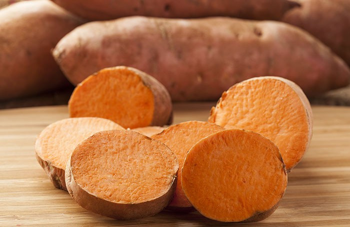 Khoai lang giàu vitamin A, B6, B3, B2, B1, biotin, các khoáng chất, chất xơ, carotenoids. Carotinoid trong khoai lang là chất chống oxy hóa. Ăn khoai lang sẽ giúp bạn làm mềm da và thải độc da.