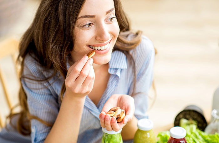 Các loại hạt như óc chó, hạt macadamia, hạnh nhân, hạt dẻ, hạt thông, hạt hồ trăn, đào lộn hột… đều chứa các axit omega-3 và 6 cần thiết, protein, vitamin E và nhóm B cùng các khoáng chất và chất xơ. Các thành phần này giúp duy trì hoạt động của tế bào da, cải thiện tuần hoàn, cấp ẩm cho da, giúp da mềm mịn hơn.