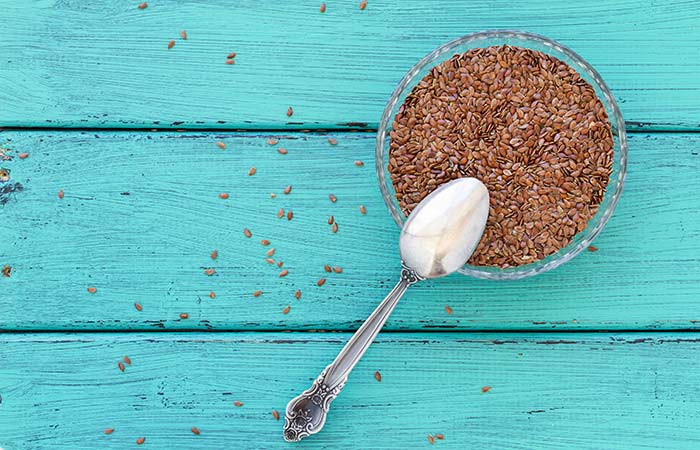 Một thìa hạt lanh có thể điều trị táo bón, hỗ trợ giảm cân, cải thiện sức khỏe tim mạch, bảo vệ bạn khỏi ung thư, và tất nhiên là điều trị mọi vấn đề về làn da. Hạt lanh giàu các chất béo thiết yếu, steron thực vật, protein và chất xơ. Hạt lanh còn có các thành phần chống oxy hóa, kháng viêm giúp thải độc cho da và giảm kích ứng da, kích thích tuần hoàn, giúp làn da nhanh chóng lấy lại sự tươi trẻ và độ ẩm.
