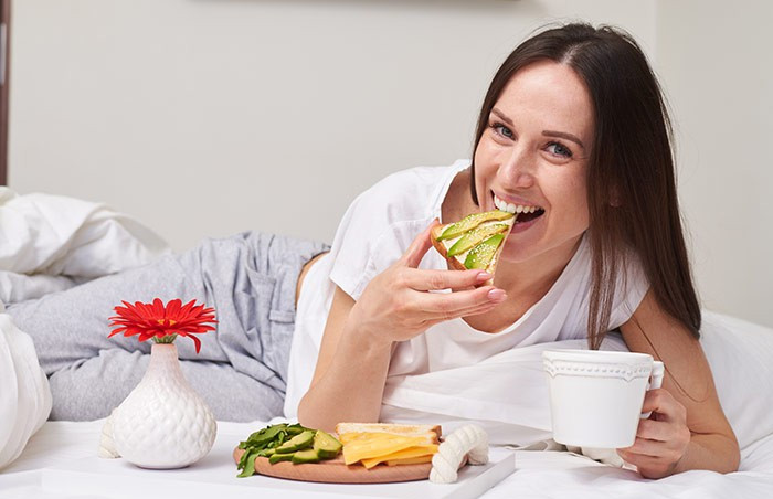 Một cốc bơ nguyên chất chứa 23 mg vitamin C, 4,8mg vitamin E, 336mg vitamin A, 48,3 mg vitamin K, 253mg axit béo omega-3 và 183mg folate. Tất cả những dưỡng chất kể trên đều giúp khắc phục các vấn đề về làn da, cấp ẩm cho các tế bào da, giảm các vết sần và vết nhăn trên da.