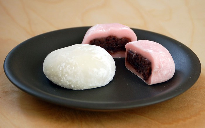 Bánh mochi, Nhật Bản: Dịp năm mới, mỗi gia đình người Nhật đều ăn bánh mochi, với ước nguyện một cuộc sống nhiều may mắn, đủ đầy, dồi dào sức khỏe và trường thọ. Bánh có nhiều loại nhân và hương vị khác nhau như trà xanh, đậu đỏ, ... Ảnh: Wordpress.