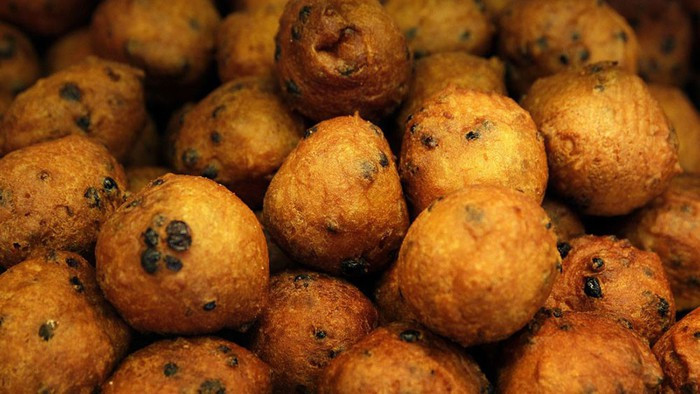 Oliebollen, Hà Lan: Tại Hà Lan, món bánh rán oliebollen được bán tại các quầy hàng trên đường phố cũng như tại các hội chợ đặc biệt. Món bánh này thường được ăn vào đêm giao thừa.