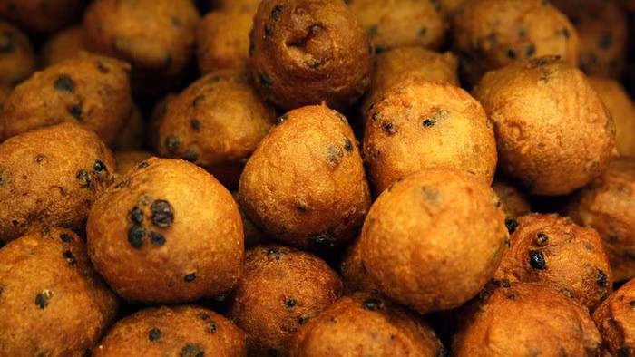 Oliebollen, Hà Lan: Tại Hà Lan, món bánh rán oliebollen được bán tại các quầy hàng trên đường phố cũng như tại các hội chợ đặc biệt. Món bánh này thường được ăn vào đêm giao thừa.