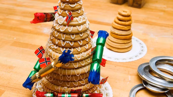 Kransekage, Đan Mạch: Kransekage, nghĩa là bánh vòng hoa, là một tháp bánh bao gồm nhiều bánh tròn đồng tâm xếp chồng lên nhau, và chúng được làm cho đêm Giao thừa và những dịp đặc biệt khác ở Đan Mạch và Na Uy.