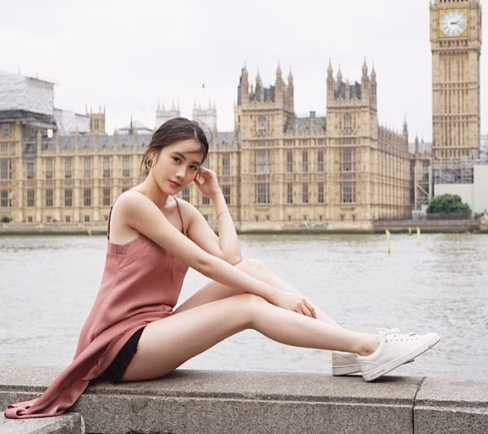 Hot girl Phoiphailin Sivilay (sinh năm 1997) có nickname là Chichi Svl, bố mẹ đều là người Việt Nam hiện đang sinh sống tại Lào từng gây sốt mạng xã hội vì có vẻ ngoài quá xinh đẹp.