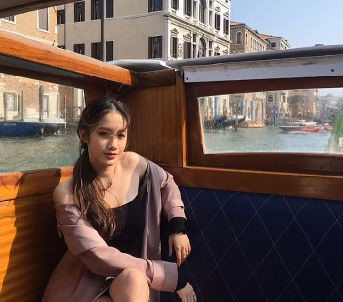 Không chỉ xinh đẹp, mà Chi Chi còn có thân hình nuột nà và phong cách thời trang sành điệu.