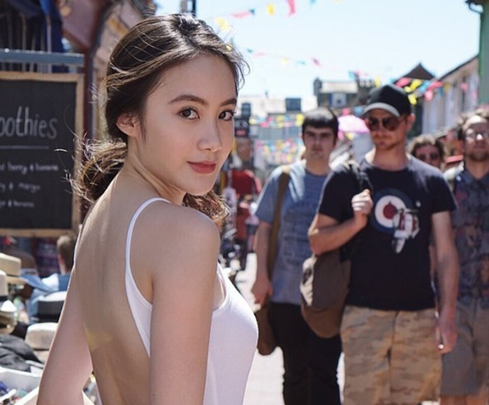 Khi 22 tuổi, cô sở hữu vẻ ngoài càng ngày càng rạng rỡ và cách ăn mặc cực kỳ sang chảnh, quyến rũ.