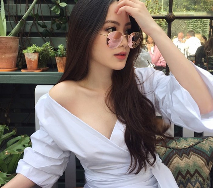 Tiểu thư giàu có này thường chọn trang phục cực kỳ gợi cảm.