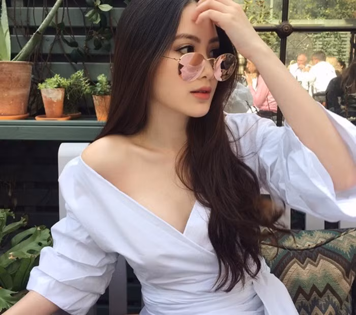 Tiểu thư giàu có này thường chọn trang phục cực kỳ gợi cảm.