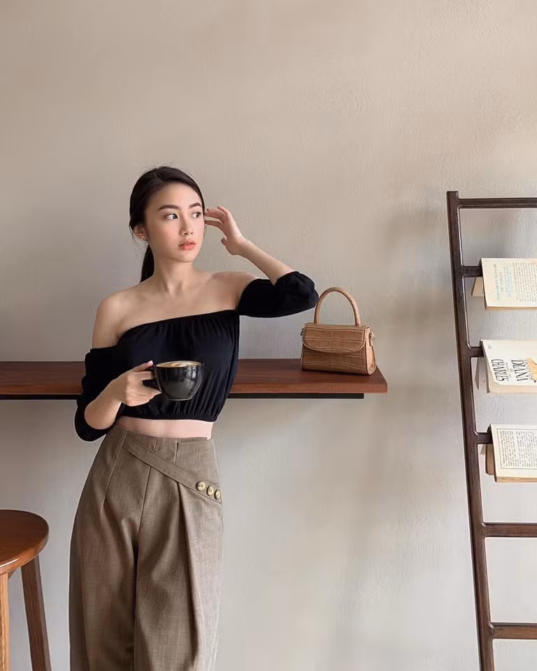 Cô nàng trông cá tính với áo croptop khoe eo thon.
