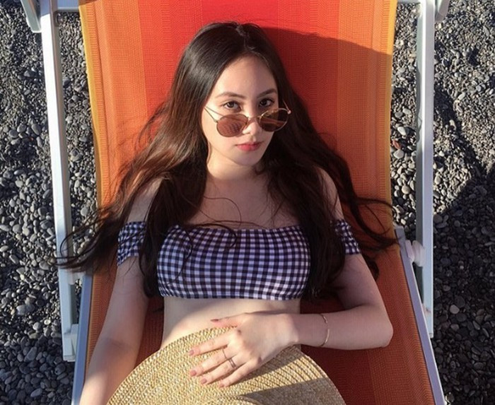 Phoiphailin Sivilay thường xuyên ăn mặc sang chảnh và check in ở các địa điểm nổi tiếng.