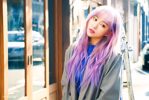 Hani (EXID) từng thử qua nhiều màu tóc như nâu, vàng hay xanh lá nổi bật nhưng mới đây cô lại khiến người hâm mộ bất ngờ khi dám mạnh tay nhuộm cả màu tím pastel độc lạ.