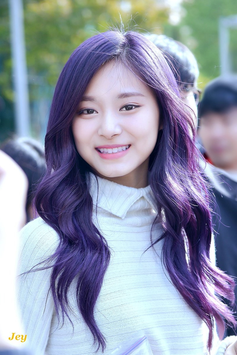 "Nữ thần thế hệ mới" Tzuyu (TWICE) mang nét đẹp dịu dàng, ngọt ngào khi nhuộm tím. Video "Bí quyết làm đẹp của sao Việt". Nguồn: VTC.