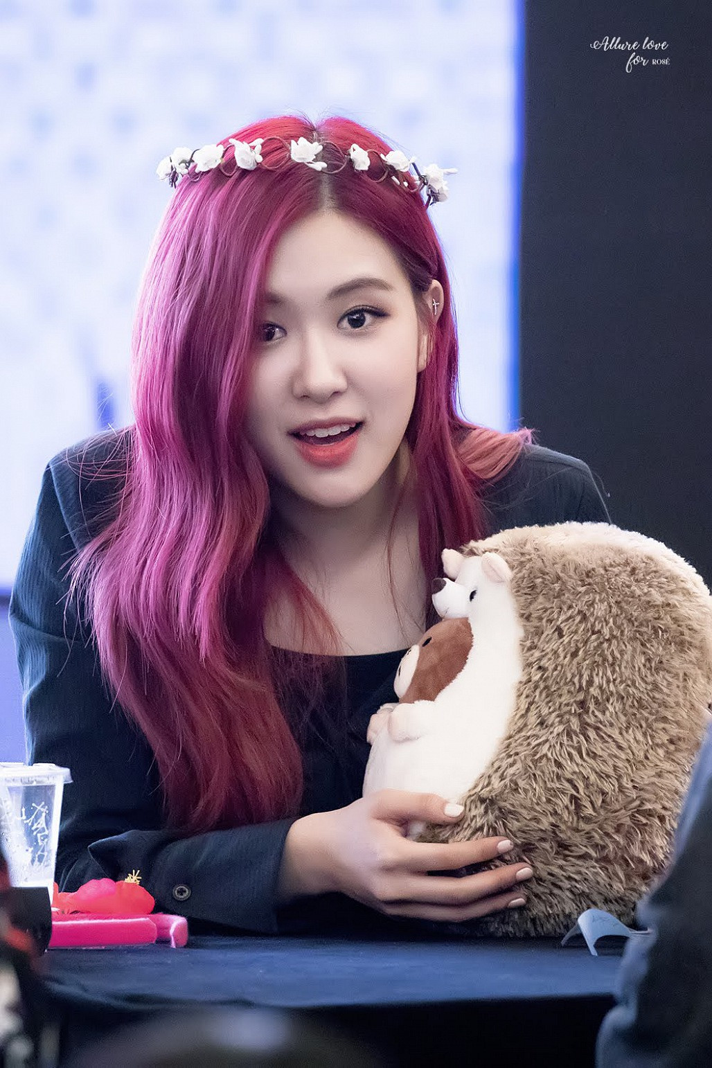 Rosé cũng là một trong số ít ngôi sao đẹp nổi bật với màu tóc tím.