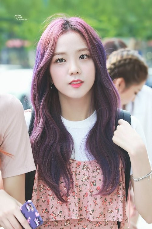 Jisoo (Black Pink) từng "lột xác" ngoạn mục với màu tóc tím nổi bật.