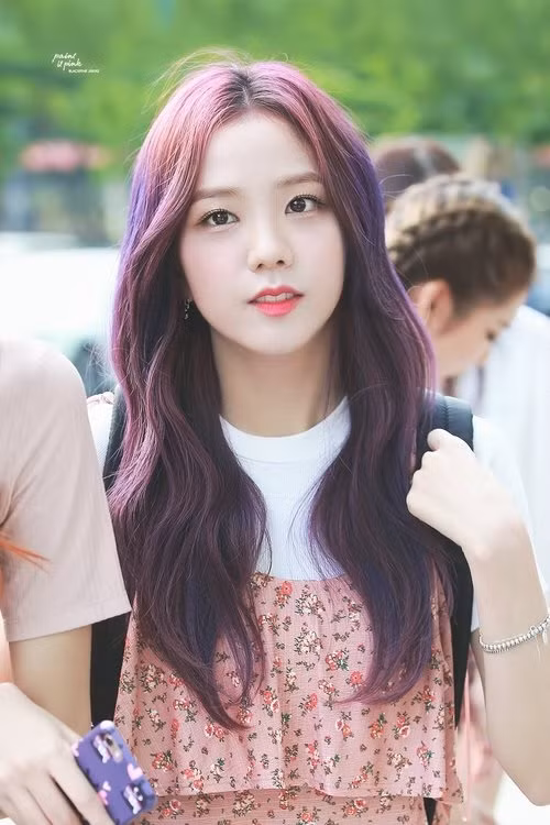 Jisoo (Black Pink) từng "lột xác" ngoạn mục với màu tóc tím nổi bật.