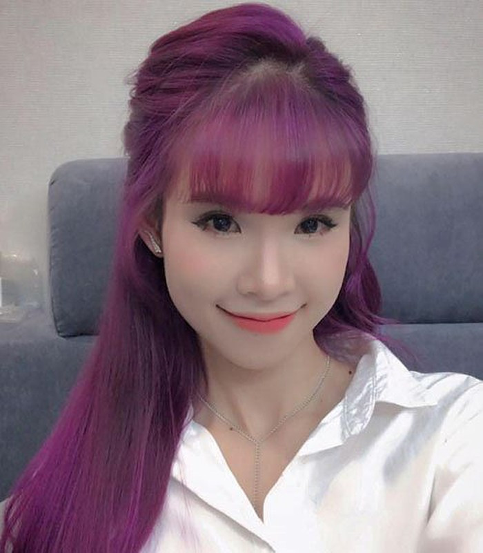Tóc màu tím cũng giúp làn da của Khởi My trông tươi tắn, vẻ ngoài nhí nhảnh, trẻ trung hơn.