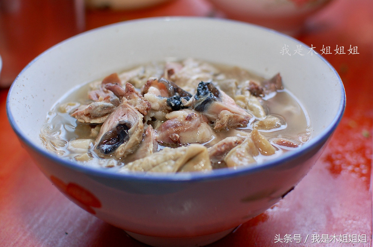 Món mắt cừu ở Giang Tô cũng được liệt vào danh sách các món ăn khó nuốt ở Trung Quốc. Tuy nhiên, điều đặc biệt là món này thường được ngụy trang khá tinh vi nên hầu như nhiều người sau khi lỡ nếm thử mới biết mình vừa nuốt mắt của một con cừu.