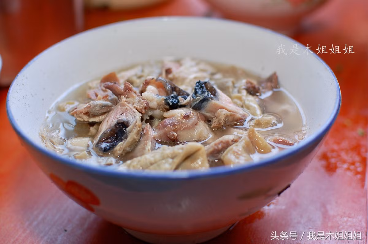 Món mắt cừu ở Giang Tô cũng được liệt vào danh sách các món ăn khó nuốt ở Trung Quốc. Tuy nhiên, điều đặc biệt là món này thường được ngụy trang khá tinh vi nên hầu như nhiều người sau khi lỡ nếm thử mới biết mình vừa nuốt mắt của một con cừu.