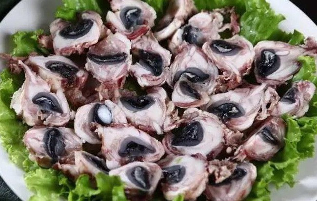 Món mắt cừu là một trong những món ăn kinh dị không thể không nhắc đến khi đặt chân đến Giang Tô. Đối với người Giang Tô thì mắt cừu cũng là món ăn ngon và bổ dưỡng nên nếu đủ can đảm thì bạn có thể thử qua và cảm nhận về món ăn đặc biệt này.