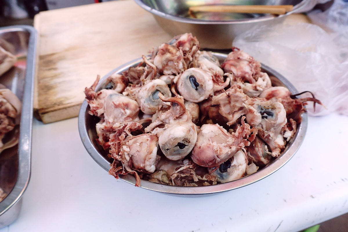 Mắt cừu có thể được chế biến thành nhiều món ngon như mắt cừu nướng, mắt cừu luộc, mắt cừu hầm canh...