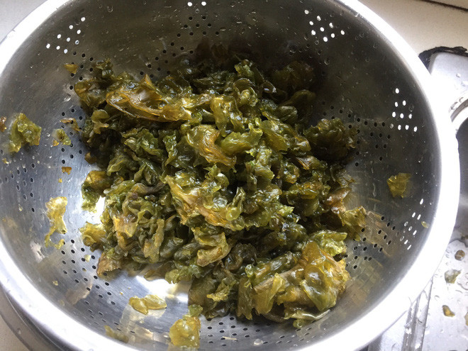 Tảo địa bì: Thực chất, đây là một loại tảo tự nhiên có vị thanh mát nên không hề gây hại sức khỏe cũng như không hề khó ăn quá. Món tảo này có thể được chế biến thành nhiều món ăn ngon như xào trứng, nấu canh...