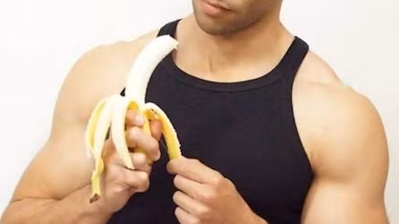 Thứ ba, lợi ích của chuối đối với nam giới - đó là khả năng cung cấp giống như một chất bôi trơn. Nó có thể ngăn bạn bị một cơn chuột rút cơ bắp mà bạn có thể gặp khi bạn đang thân mật với bạn đời. Lợi ích tiếp theo phải kể đến - đó là nó cải thiện rối loạn cương dương nếu bạn mới xuất hiện triệu chứng này. Nghiên cứu đã chứng minh ở nhiều người đàn ông có rối loạn chức năng cương cứng do lo lắng, ăn chuối thường xuyên sẽ cải thiện chức năng nam tính của bạn.