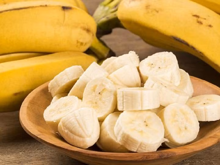 Là nguồn dưỡng chất phong phú: Chuối rất giàu các loại vitamin và khoáng chất như ma giê, kali, folat, riboflavin, niacin... Ăn loại thực phẩm này chắc chắn rất tốt cho phụ nữ. Chuối là thực phẩm chứa nhiều sắt. Vì vậy, ăn chuối thường xuyên có thể giúp điều trị thiếu sắt ở phụ nữ, hình thành các tế bào hồng cầu.