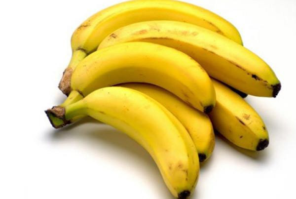 Thứ nhất, ăn chuối mang đến nguồn khoáng chất dồi dào giúp làm giảm đi sự mệt mỏi. Chuối mềm, rất dễ tiêu hóa trong cơ thể, đồng thời loại đường chứa trong chuối có thể phục vụ như một nguồn năng lượng tốt cho những người bị kiệt sức sau giờ làm việc hoặc tập thể dục.