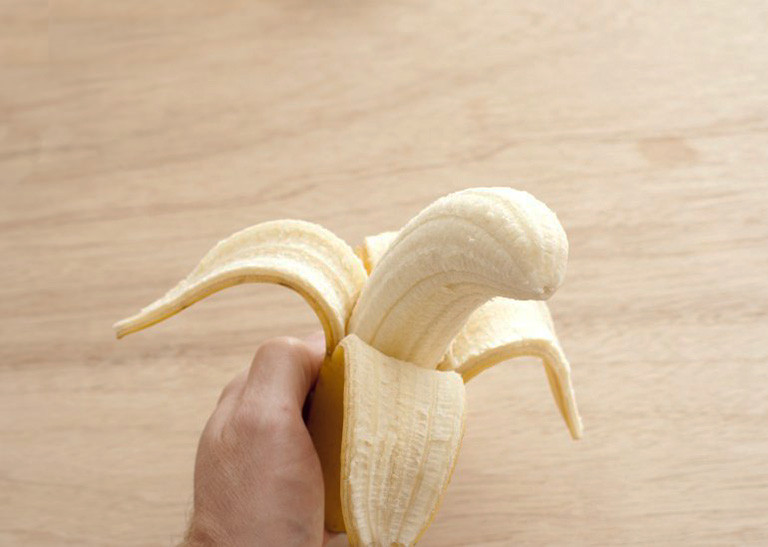 Thứ hai, chuối rất bổ dưỡng, đặc biệt đối với sức khỏe tình dục của nam giới. Bạn đang gặp khó khăn với chuyện chăn gối? Bạn không còn cần phải lo lắng. Hãy ăn loại quả dinh dưỡng này thường xuyên cùng với bạn đời của bạn và chẳng bao lâu hiệu quả của những quả chuối này sẽ được chứng minh.