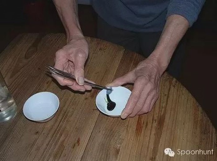 Túi mật rắn: Y học cổ truyền Trung Quốc tin rằng túi mật rắn có thể được tiêu thụ để cải thiện thị lực kém và giữ cho con người khỏe mạnh. Một số người Trung Quốc, chủ yếu ở vùng nông thôn, sẽ ăn túi mật rắn sau khi rửa nó với rượu như một chất khử trùng.