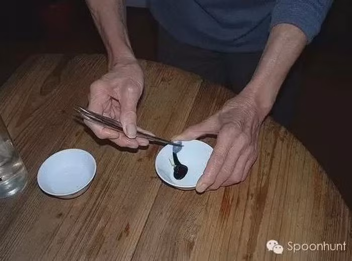 Túi mật rắn: Y học cổ truyền Trung Quốc tin rằng túi mật rắn có thể được tiêu thụ để cải thiện thị lực kém và giữ cho con người khỏe mạnh. Một số người Trung Quốc, chủ yếu ở vùng nông thôn, sẽ ăn túi mật rắn sau khi rửa nó với rượu như một chất khử trùng.